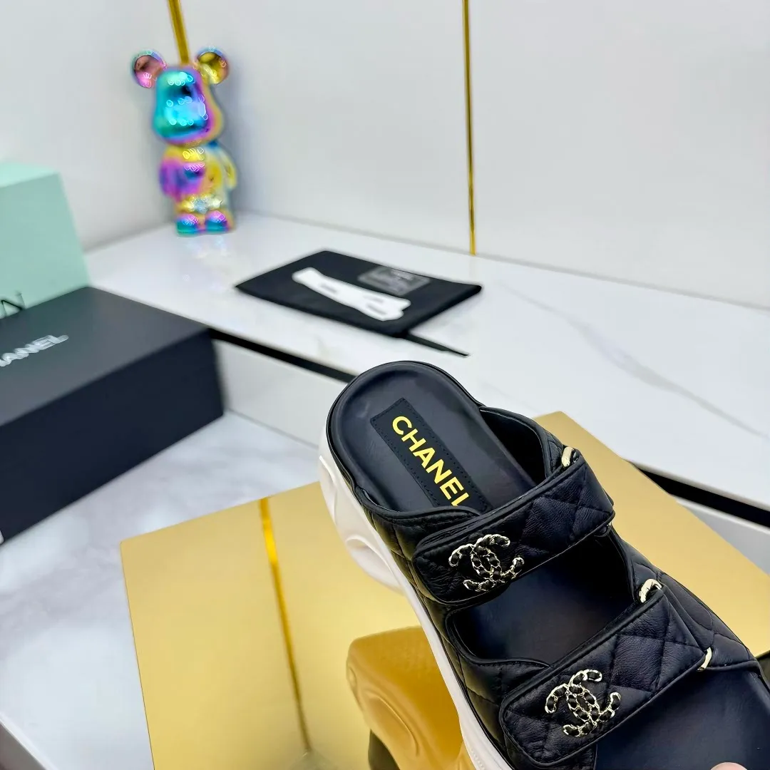 👟👟Ex-factory price 680👟👟 Top version... Chanel｜Chanel Xiaoxiang Velcro Beach Slippers Slippers Casual Beach Shoes 25ss Spring and Summer New Style! Beach shoes are a hit all over the internet! The latest model from the counter, I am still willing to buy it on my feet. It must be ranked among the most popular models. It is invincible in all seasons. Various bloggers and Internet celebrities can see the matching styles. Highly recommended. Pearlescent sheepskin upper, sheepskin lining, suede for feet. Original open-molded TPU outsole size: 35-40 (customized for 40 and 41). Full set of original packaging 👉 👉 👉 👉 👉